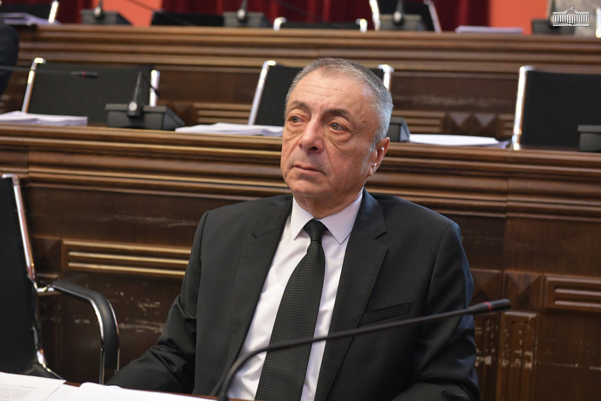 თენგიზ შარმანაშვილი ნანა სანდერის მიერ დანაშაულის აღიარებაზე: ალბათ, ნელ-ნელა ხვდებიან, რომ ისინი მწარედ მოატყუეს და გამოიყენეს ადამიანებმა, რომლებიც მათ ჰპირდებოდნენ, რომ უკვე მორყეულია ეს ხელისუფლება, ერთი პატარა ხელის კვრა უნდა – ილუზიიდან გამოდიან და ეს არის ძალიან კარგი