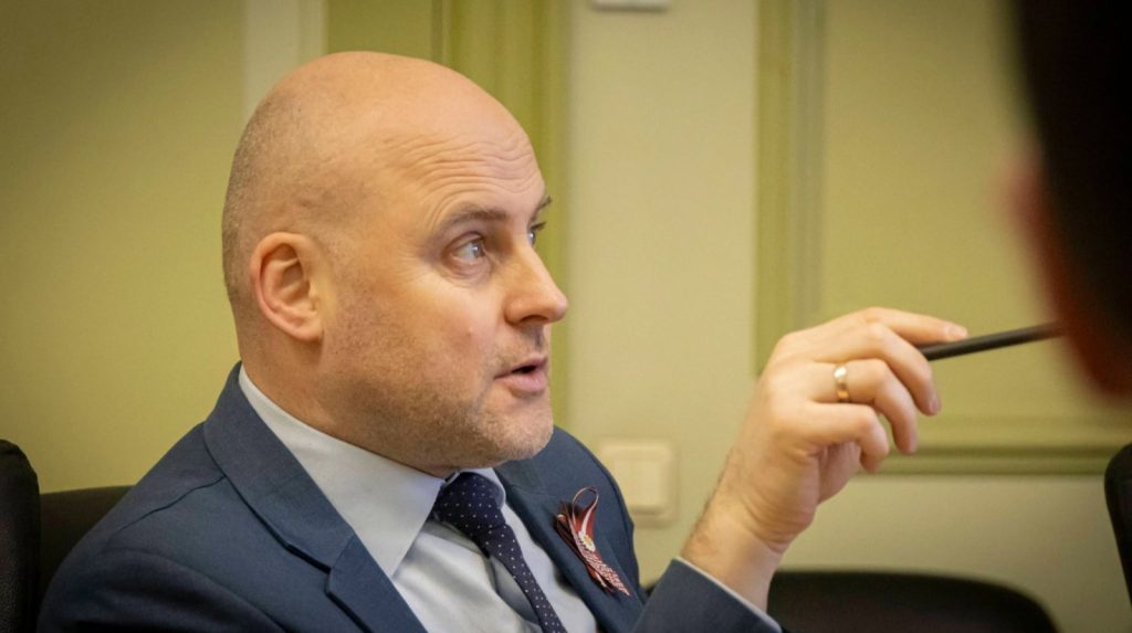 ლატვიის პრემიერ-მინისტრი: უკრაინის მხარდაჭერა ფულს გულისხმობს, ეს ნიშნავს, რომ თითოეული ევროპელი წელიწადში ერთ კათხა ლუდზე იტყვის უარს, ჩვენ ნაკლებს ვსვამთ – იქ კი სიცოცხლეები გადარჩება