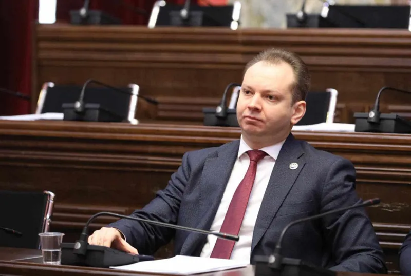 თორნიკე ჭეიშვილი ოპოზიციურ პარტიებზე: გუშინდელმა დღემ დაგვანახა, რომ მათი სახით საქმე გვაქვს ერთმნიშვნელოვნად ანტიკონსტიტუციურ წარმონაქმნებთან, ვინაიდან ის სულისკვეთება, რომელიც ფიქსირდებოდა სხდომათა დარბაზში მათი მხრიდან, სხვაზე არაფერზე შეიძლება მეტყველებდეს, თუ არა იმაზე, რომ ისინი  საბოლოო ბეჭედს სვამენ იმაზე, რომ არ აღიარებენ კონსტიტუციურ წესრიგს