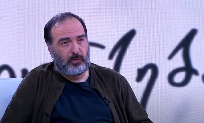 ზაზა შათირიშვილი ვრცელ წერილს აქვეყნებს, რომლის შეფასებითაც, ორველისა და ჰაქსლის დისტოპიური მოდელები საზოგადოების ტოტალური კონტროლის იარაღია