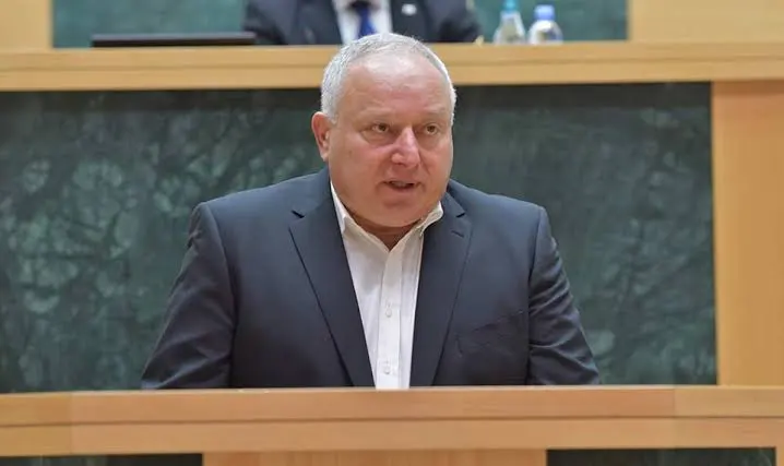 პაატა კვიჟინაძე: რასაც არ უნდა ითხოვდეს ოპოზიცია, რომელიც ეკონომიკურ მაჩვენებლებს დააზიანებს, პოპულისტური გადაწყვეტილებების მიღება არ შეიძლება – არ დავუშვებთ, დაირღვეს ეკონომიკური პარამეტრები, ვიმუშავებთ, რომ იყოს მაღალი ეკონომიკური ზრდა, რაც საშუალებას მოგვცემს, ყოველწლიურად გავზარდოთ პენსიები