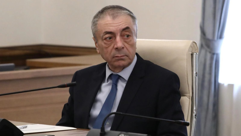 თენგიზ შარმანაშვილი ირაკლი კუპრაძის ბრალდებაზე, რომ შარმანაშვილის პოლიტიკურმა გუნდმა ბადრი ჯაფარიძე 90-იან წლებში სამხედრო გადატრიალებით დაამხეს: როდესაც გადატრიალება მოხდა, მთელი პარტიის უდიდესი ნაწილი ციხეში იყო, საკუთარმა პრემიერმა და გვარდიის მეთაურმა წამოიწყეს ბუნტი. ჯაფარიძემ და სხვებმა მილიონები ზვიადის დამამხობლებთან ერთად იშოვეს, ეგეც იცის, მაგრამ ტყუილი სულიერი საკვებია მაგნაირი ხალხის